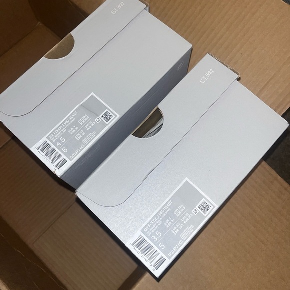 Nike
Air Force 1
React
‘Off noir action grape’
High top - Picture 10 of 10